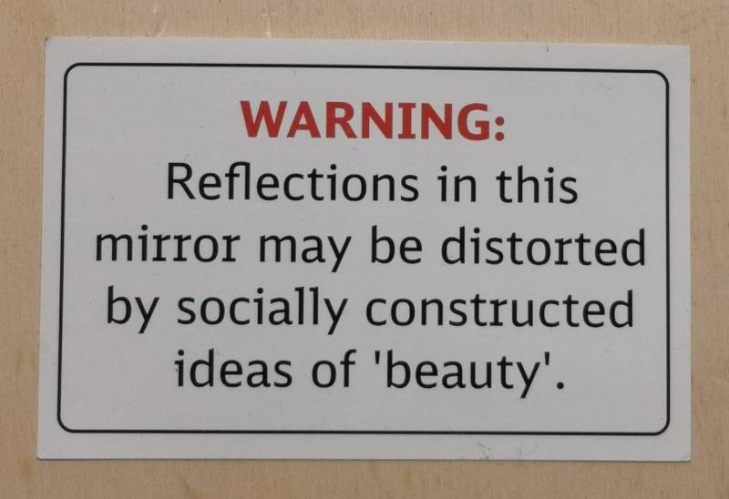 mirrorscreen-sticker.jpg mirrorscreen-sticker.jpg