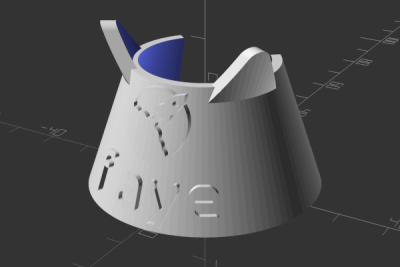 OpenSCAD, Breites Mate Tage mit meinem Namen, Ohren und vspace.one Logo.