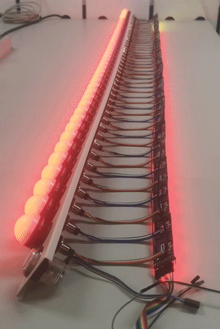 LED-Leuchten in Betrieb, Aufbau weiterhin offen auf dem Tisch LED-Leuchten in Betrieb, Aufbau weiterhin offen auf dem Tisch