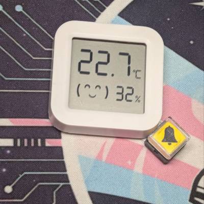 Thermometer wieder im Gehäuse, unten rechts an der Ecke befindet sich eie quadratische, 45° gedrehte, gelbe Taste, die mit einem Klingelsymbol versehen ist. Thermometer wieder im Gehäuse, unten rechts an der Ecke befindet sich eie quadratische, 45° gedrehte, gelbe Taste, die mit einem Klingelsymbol versehen ist.