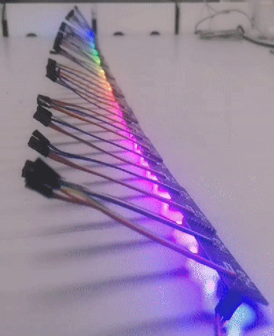 Alle 22 Leiterplatten aneinandergereiht mit Regenbogen-Animation Alle 22 Leiterplatten aneinandergereiht mit Regenbogen-Animation
