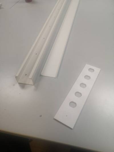 Die Schablone liegt neben dem Kabelkanal auf dem Tisch Die Schablone liegt neben dem Kabelkanal auf dem Tisch