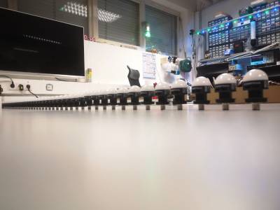 Die Werma-LED-Leuchten stehen in einer Linie aufgereiht auf dem Tisch Die Werma-LED-Leuchten stehen in einer Linie aufgereiht auf dem Tisch