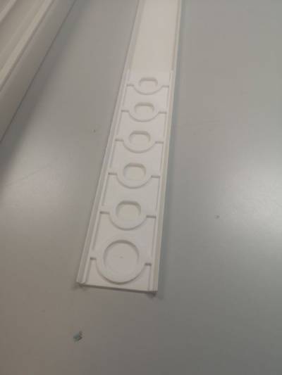 Die Schablone klemmt im Deckel vom Kabelkanal Die Schablone klemmt im Deckel vom Kabelkanal