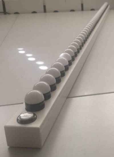 Kabelkanal mit montierten LED-Leuchten und Arcade-Tasten Kabelkanal mit montierten LED-Leuchten und Arcade-Tasten