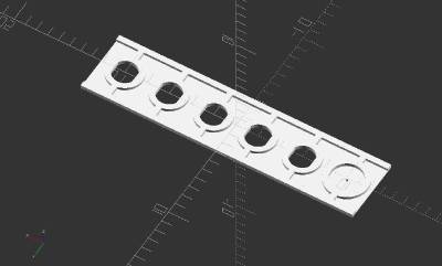 Ansicht vom 3D-Modell der Schablone. Sie hat 5 Löcher für die LED-Leuchten und eins für die Arcade-Tasten Ansicht vom 3D-Modell der Schablone. Sie hat 5 Löcher für die LED-Leuchten und eins für die Arcade-Tasten
