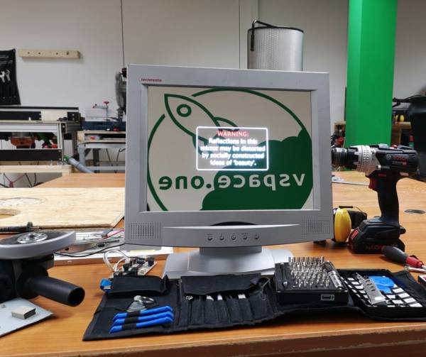 Zusammengebauter Bildschirm in der Werkstatt Zusammengebauter Bildschirm in der Werkstatt